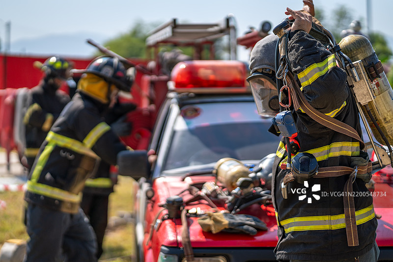 消防员与火灾作斗争。图片素材