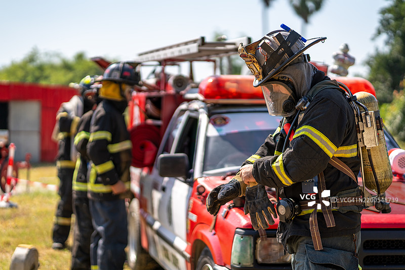 消防员与火灾作斗争。图片素材