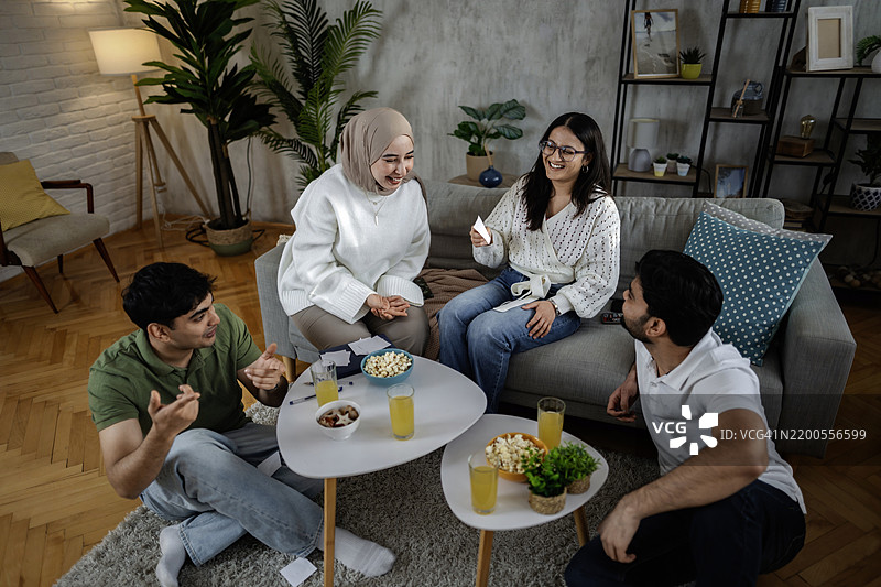 多元化的朋友们享受聚会时光图片素材