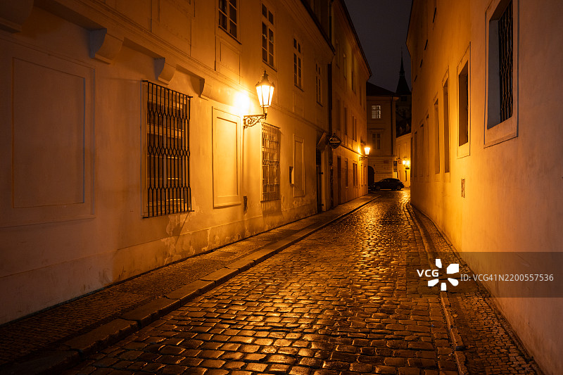 布拉格老城的灯光照亮的鹅卵石小巷图片素材