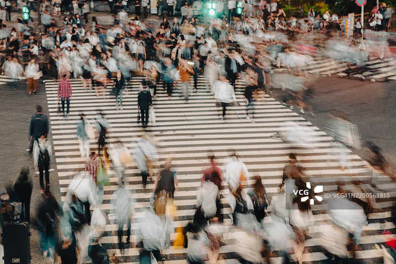 东京涩谷十字路口，模糊的人群图片素材