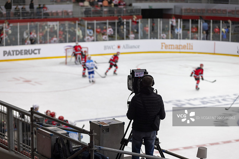 室内拍摄的职业冰球比赛图片素材