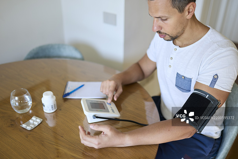 在家使用数字血压监测仪图片素材