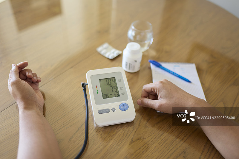 在家使用数字血压监测仪图片素材