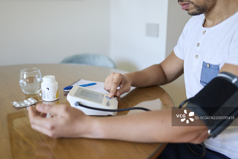 在家使用数字血压监测仪图片素材