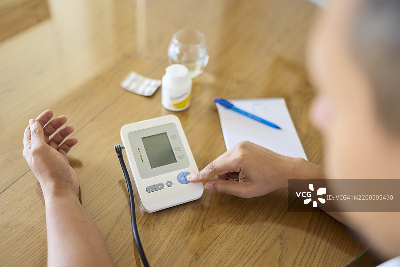 在家使用数字血压监测仪图片素材