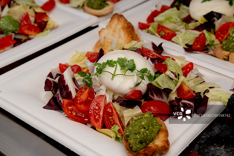 意大利午餐：马苏里拉奶酪配番茄和芝麻菜，烤面包片和烤土豆图片素材