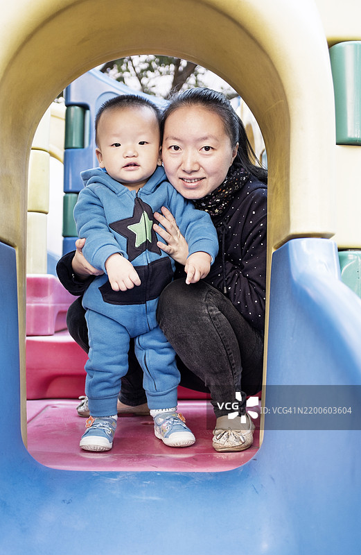 快乐的亚洲母亲和儿子图片素材