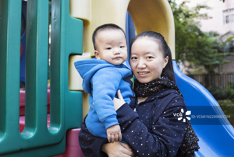 快乐的亚洲母亲和儿子图片素材