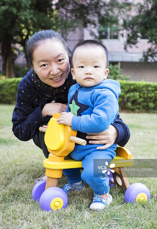 快乐的亚洲母亲和儿子图片素材