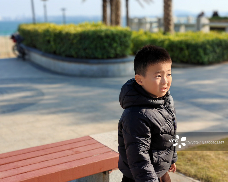 孩子们在公园里充满惊奇图片素材