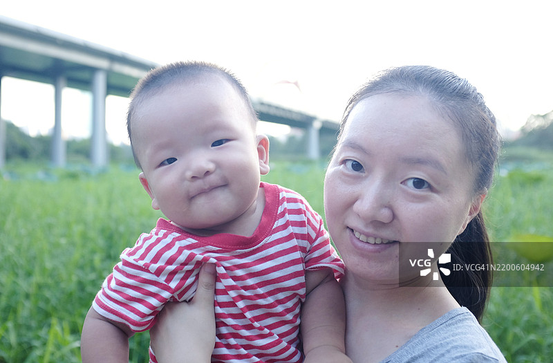 快乐的亚洲母亲和儿子图片素材