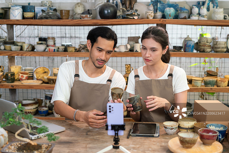 小企业主直播手工陶艺制作图片素材