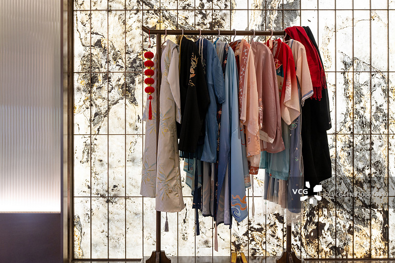 舒适服装展示与自然背景图片素材