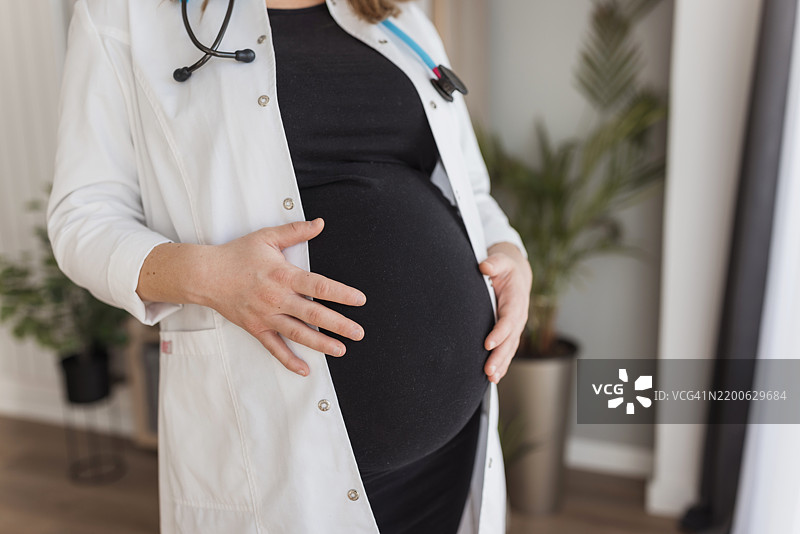 怀孕的医生在工作图片素材