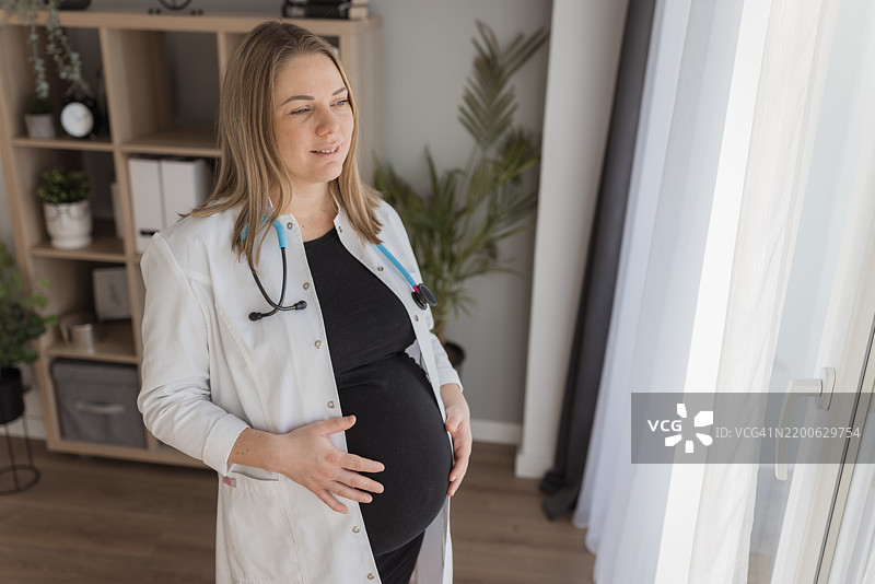 怀孕的医生在工作图片素材