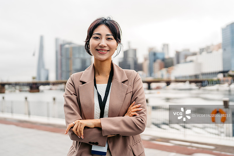 年轻的亚洲女商人在澳大利亚悉尼的达令港站立图片素材