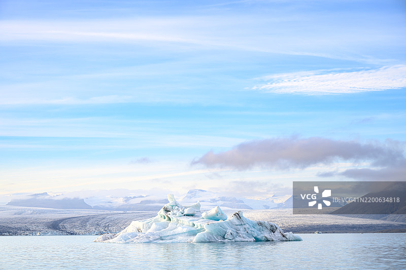 冰岛约库萨尔龙冰川湖中的冰山和蓝天图片素材