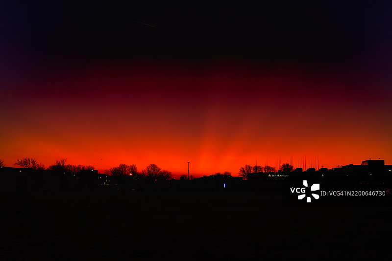 荷兰哈勒姆市的数据中心日落景象图片素材