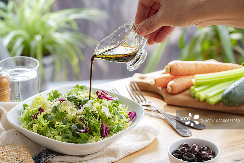 用香醋调味沙拉图片素材