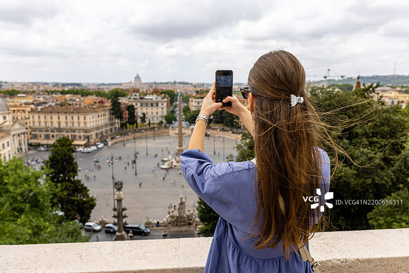 游客从背后拍摄波波洛广场图片素材