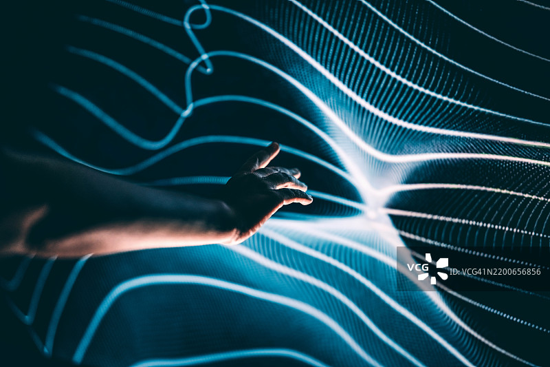 一只人手伸向黑暗未知，黑暗物质图片素材