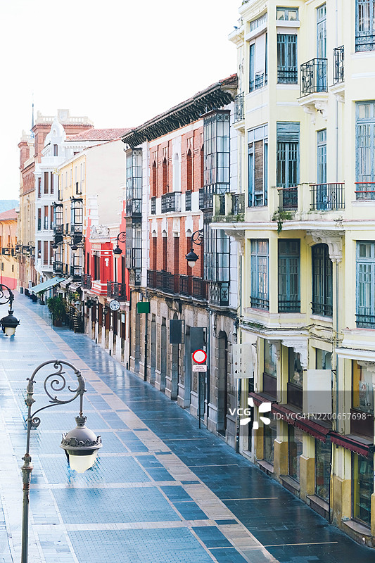 莱昂历史区的空旷主街图片素材