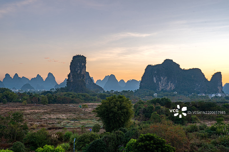 阳朔县遇龙河风景区壮丽的日出与戏剧性的石灰岩地貌图片素材
