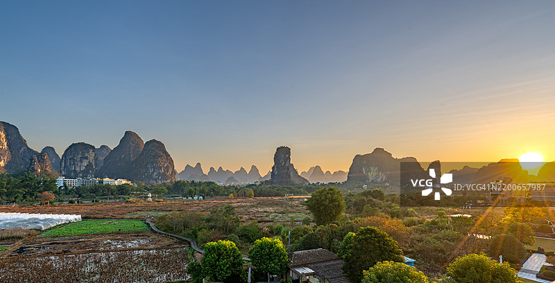 阳朔县遇龙河风景区壮丽的日出与戏剧性的石灰岩地貌图片素材
