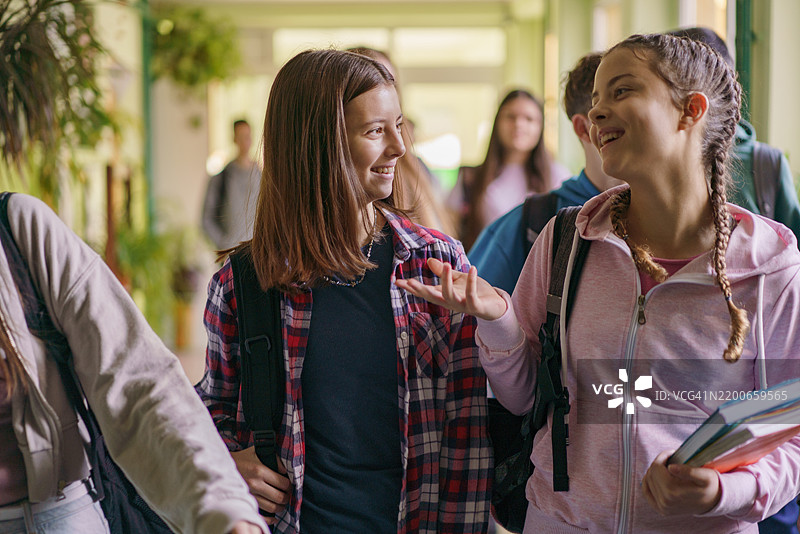 上学的路上，学生们一边走一边聊天图片素材