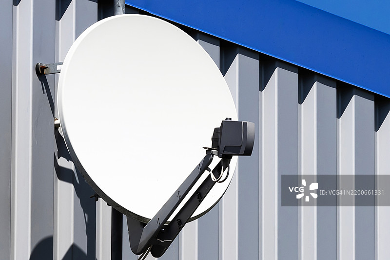 白色空白卫星天线在蓝天背景下的外立面上图片素材