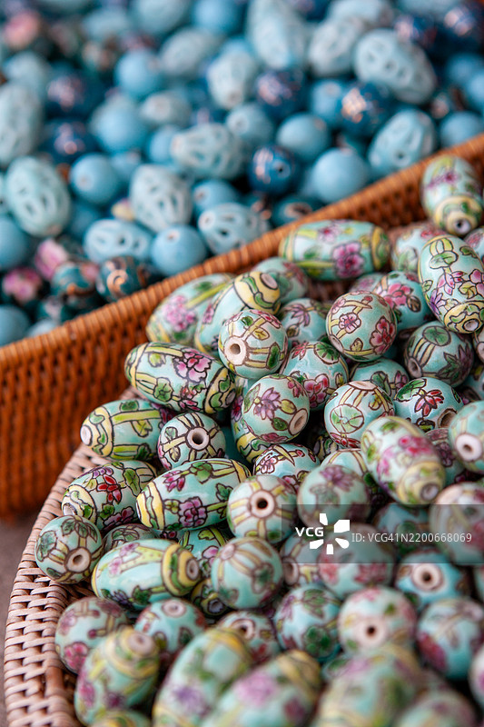 两个不同种类的珠子在容器中图片素材