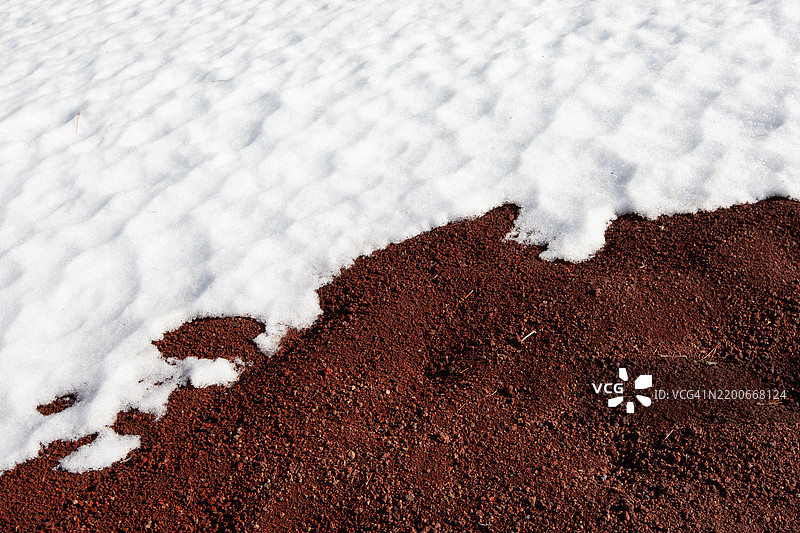 日落火山国家纪念碑熔岩岩石上的雪的细节图片素材