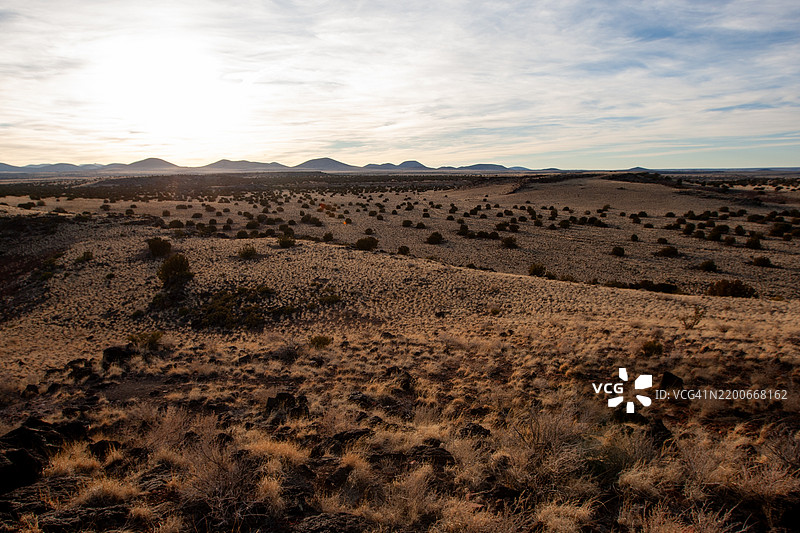 亚利桑那州北部平原上的黄金时刻图片素材