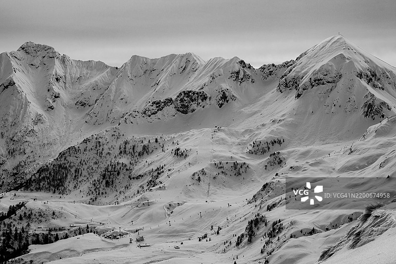意大利伦巴第大区贝尔加莫的瓦尔布伦巴纳，圣西蒙天空区和卡瓦洛山的黑白冬季景观图片素材