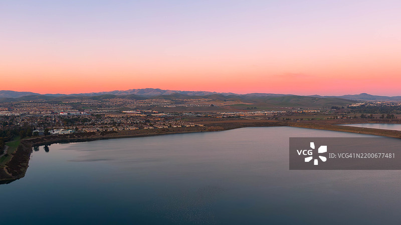 日落时分加利福尼亚州普莱森顿的河流与天空的美丽景色图片素材