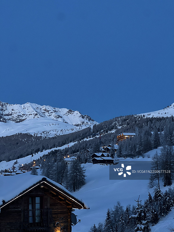 雪山与晴朗蓝天的美丽景色，利维尼奥，伦巴第，意大利图片素材