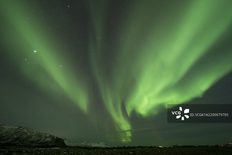 夜间极光的低角度视图图片素材