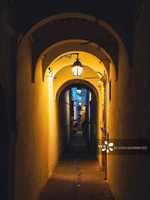 城市中建筑间的空巷图片素材