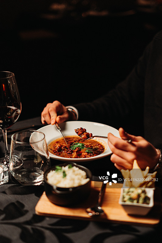 在葡萄牙北部波尔图，女人在桌子上享用食物的中段。图片素材