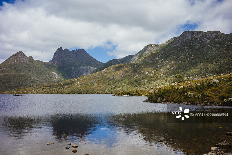 塔斯马尼亚州克雷德尔山的圣克莱尔湖国家公园中的戴夫·湖图片素材