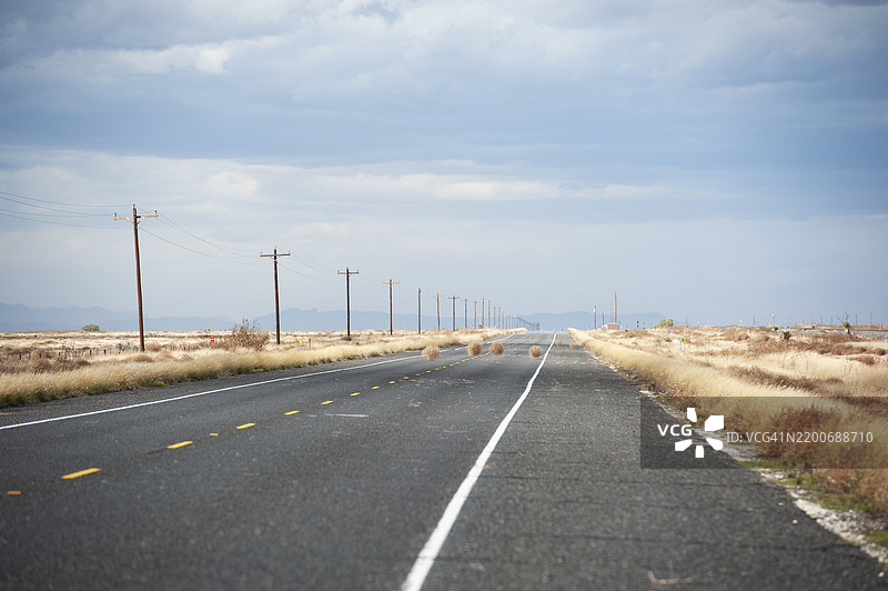 马尔法附近公路上的干枯植物图片素材