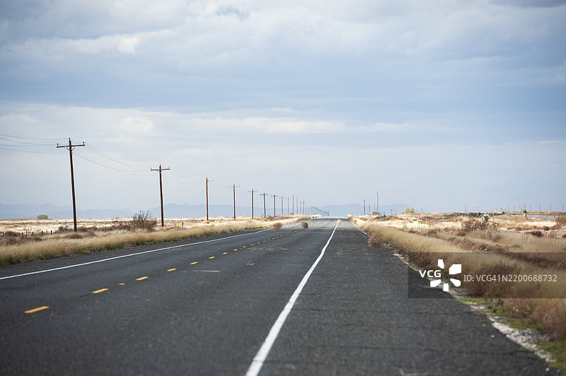 马尔法附近高速公路上的干枯植物图片素材