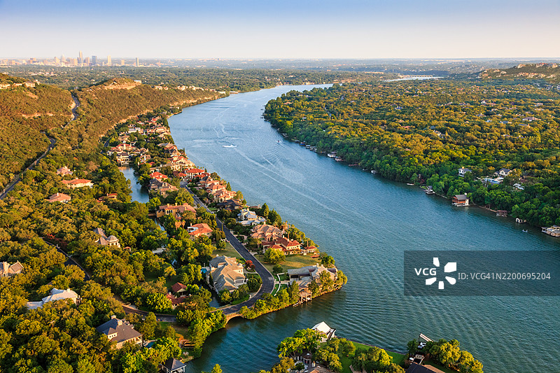 德克萨斯州奥斯丁附近豪华区的科罗拉多河图片素材