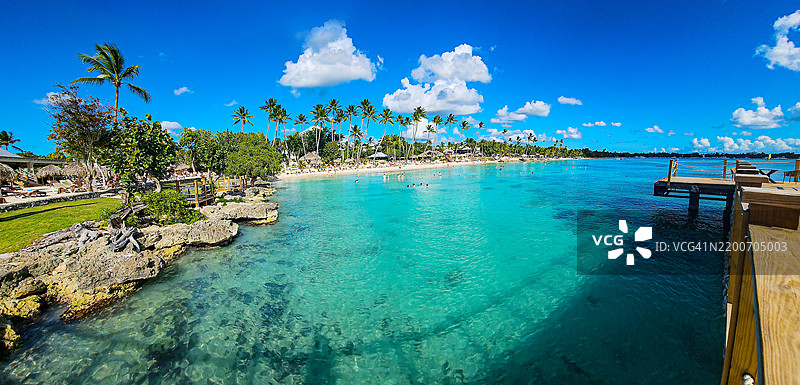 宁静的逃离：巴亚希贝棕榈环绕的海岸图片素材