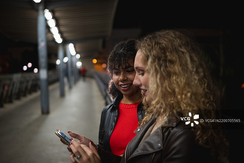 年轻人在火车站享受夜晚出游图片素材