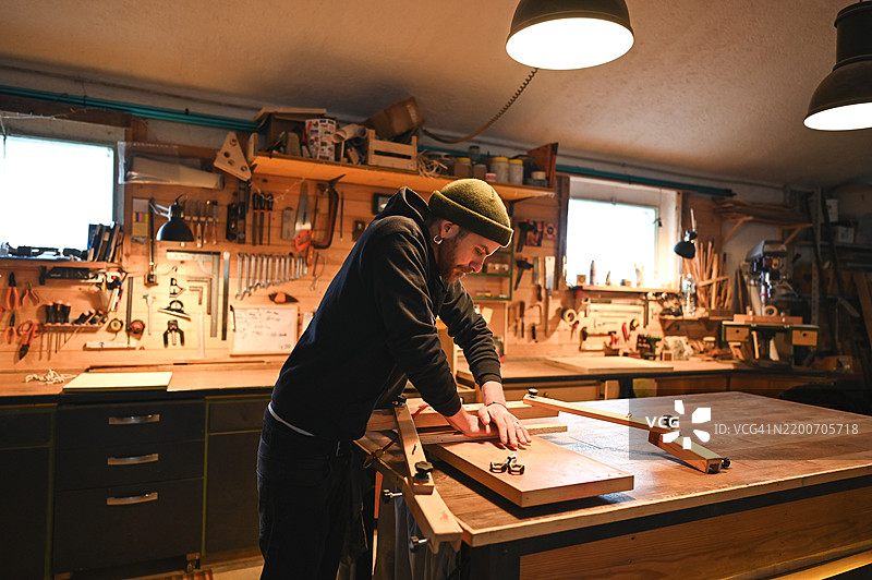 中年木匠在工作坊工作图片素材