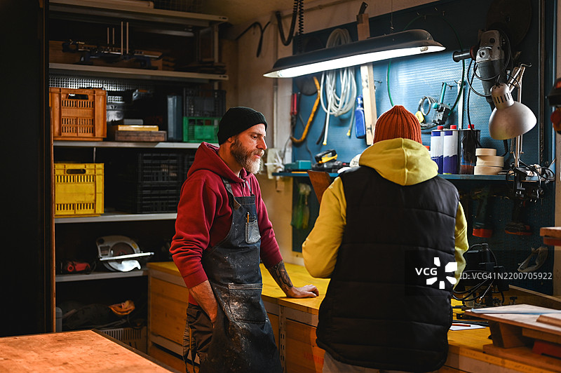 在工作台上加工木材图片素材