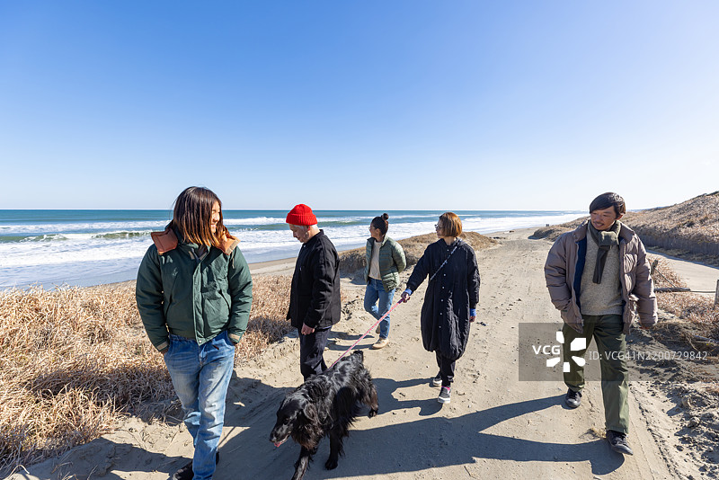 冲浪家庭和朋友们的海滩日。图片素材