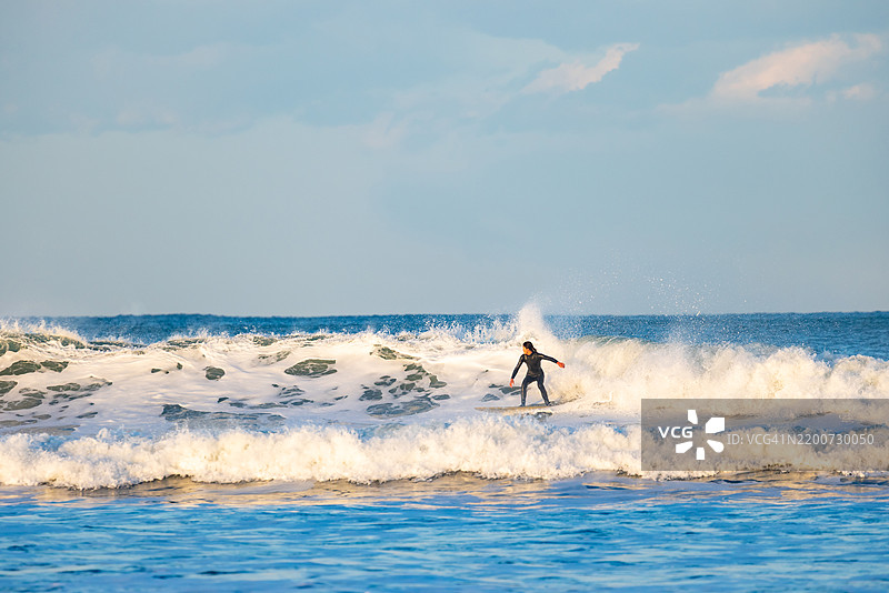 冲浪家庭和朋友们的海滩日。图片素材